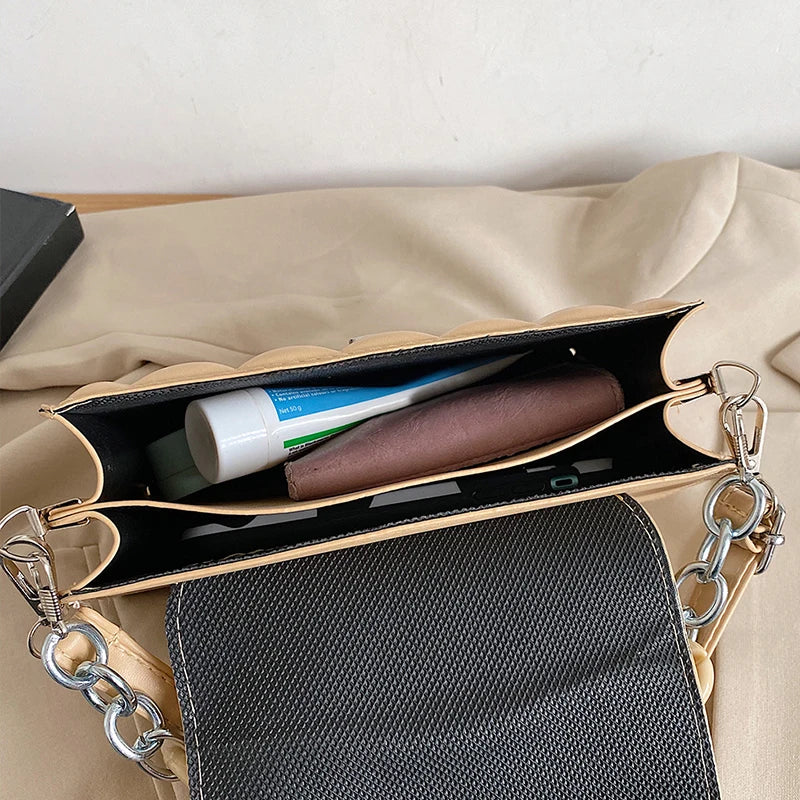 Elegant Crossbody Chain Bag – Isabela